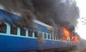 अग्निपथ योजना के विरोध में अराजक तत्वों ने रेलवे लाइन पर खड़ी ट्रेन में आग लगा दी