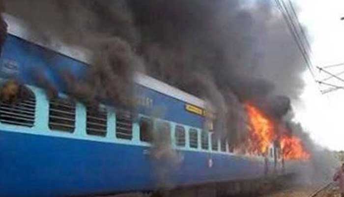 अग्निपथ योजना के विरोध में अराजक तत्वों ने रेलवे लाइन पर खड़ी ट्रेन में आग लगा दी