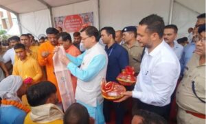 मुख्यमंत्री धामी डामकोठी के निकट ओमसेतु गंगा घाट पर सुबह वह कांवड़ियों के स्वागत कार्यक्रम में शामिल हुए।