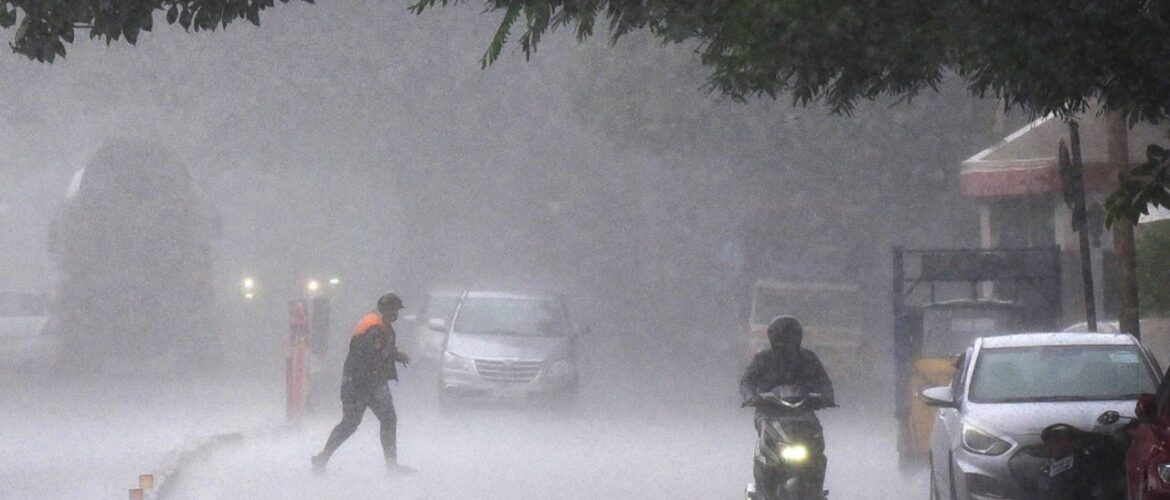 दिल्ली एनसीआर के कई इलाकों में बारिश शुरू हो गई है।
