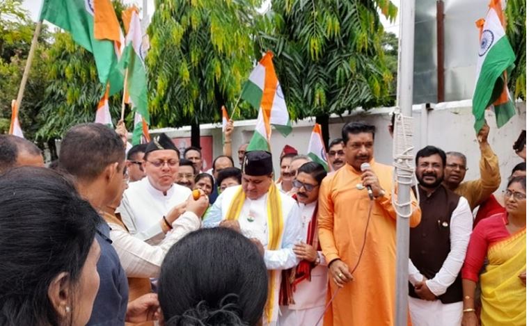 ध्वजारोहण भाजपा के नवनियुक्त प्रदेश अध्यक्ष महेंद्र भट्ट के द्वारा मुख्यमंत्री धामी के उपस्थिति में किया गया