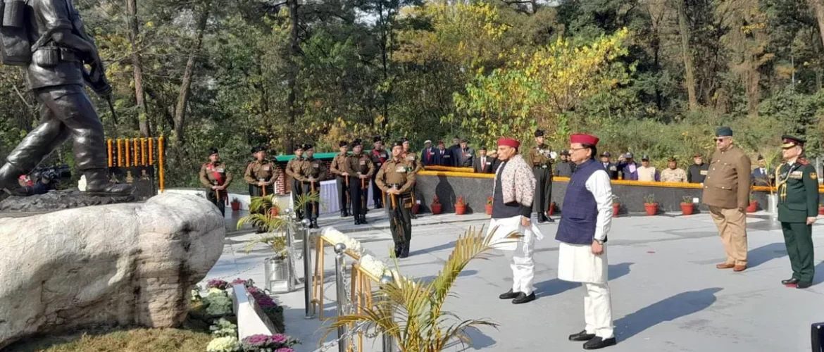 मुख्यमंत्री पुष्कर सिंह धामी ने जौलीग्रांट एयरपोर्ट पर रक्षा मंत्री राजनाथ सिंह का स्वागत किया
