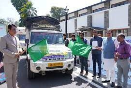 मुख्यमंत्री धामी ने सोमवार को जोशीमठ के प्रभावित क्षेत्र के लिए राहत सामग्री के वाहनों का फ्लैग ऑफ किया।