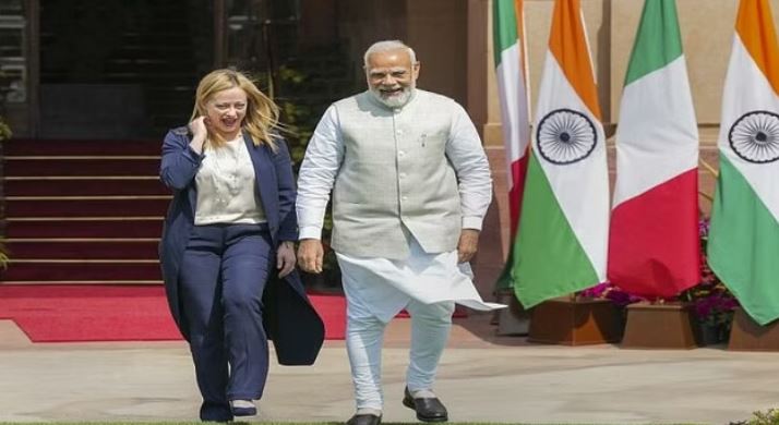 प्रधानमंत्री नरेंद्र मोदी ने गुरुवार को दिल्ली स्थित हैदराबाद हाउस में इटली की प्रधानमंत्री से मुलाकात की।