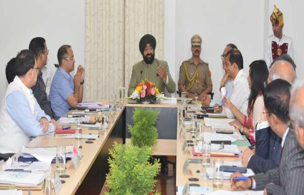 राज्यपाल लेफ्टिनेंट जनरल गुरमीत सिंह (से नि) ने ली राज्य विश्वविद्यालयों की समीक्षा बैठक