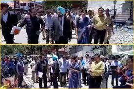 मुख्य सचिव डॉ एसएस संधू द्वारा जिलाधिकारी देहरादून सोनिका सिंह एमडीडीए उपाध्यक्ष बंशीधर तिवारी सहित कई अधिकारियों के साथ मसूरी माल रोड पर पहुंचे
