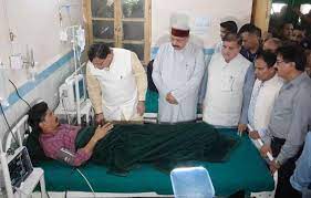 चमोली में करंट हादसे के बाद आज सीएम पुष्कर सिंह धामी गोपेश्वर अस्पताल पहुंचे।