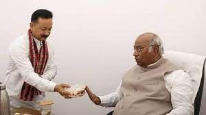 कांग्रेस के राष्ट्रीय अध्यक्ष मल्लिकार्जुन खरगे पर भगवान बदरीनाथ के प्रसाद का अपमान करने का आरोप लगाया
