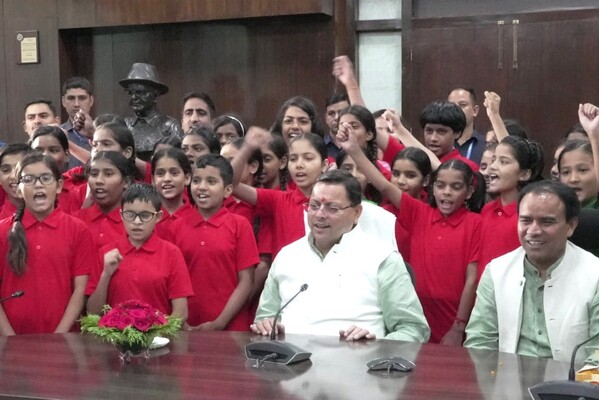 मुख्यमंत्री धामी ने अधिकारियों व स्कूली छात्र-छात्राओं के साथ चंद्रयान-3 के चंद्रमा के सफल लैंडिंग का सजीव प्रसारण को देखा