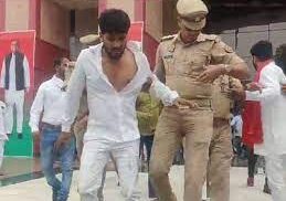 स्वामी प्रसाद मौर्य पर फेंका गया जूता, सपा कार्यकर्ताओं ने आरोपी को पकड़कर जमकर पीटा