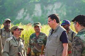 मुख्यमंत्री धामी ने जिम कॉर्बेट टाइगर रिजर्व में सफारी की और पर्यटकों के साथ बातचीत भी की।
