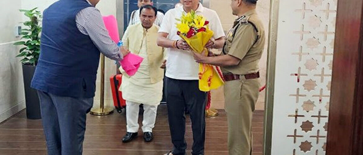मुख्यमंत्री धामी यूएई की अपनी यात्रा समाप्त करने के बाद दिल्ली हवाई अड्डे पहुंचे।