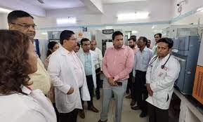 स्वास्थ्य सचिव डॉ. आर. राजेश कुमार द्वारा डेंगू के बढ़ते हुए चिकित्सालय निरीक्षण किया