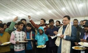 मुख्यमंत्री धामी ने श्रमिकों के साथ भोजन कर इस महत्वपूर्ण आयोजन में उनके योगदान को सराहा।