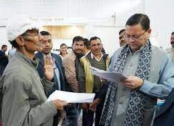 मुख्यमंत्री धामी ने विभिन्न क्षेत्रों से बड़ी संख्या में आए लोगों से भेंट कर उनकी समस्याएं सुनी