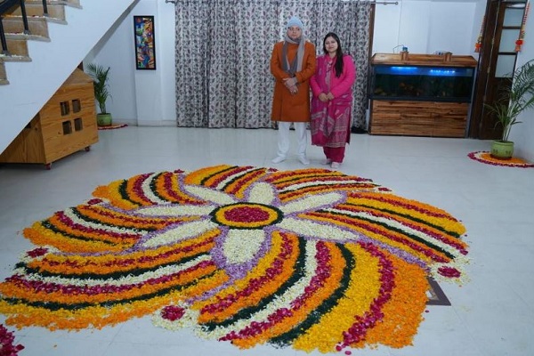 मुख्यमंत्री धामी ने मुख्यमंत्री आवास में फूलों की रंगोली बनाई