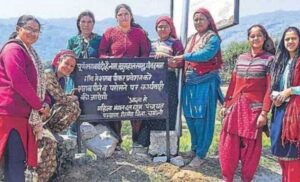 महिला मंगल दल ने गांव में लागू की पूर्ण शराब बंदी, गांव की प्रवेश सीमा पर लगाए चेतावनी बोर्ड