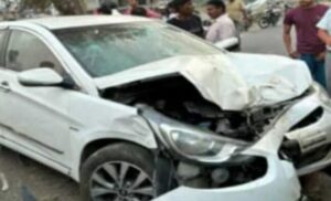 हरिद्वार से डोईवाला की ओर आ रही तेज रफ्तार कार ने तीन लोगों को टक्कर मार दी।