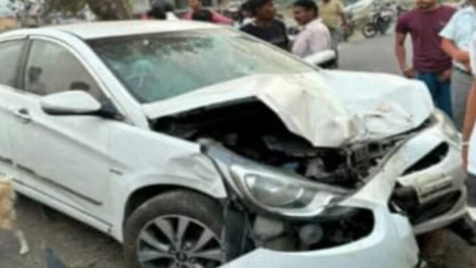 हरिद्वार से डोईवाला की ओर आ रही तेज रफ्तार कार ने तीन लोगों को टक्कर मार दी।