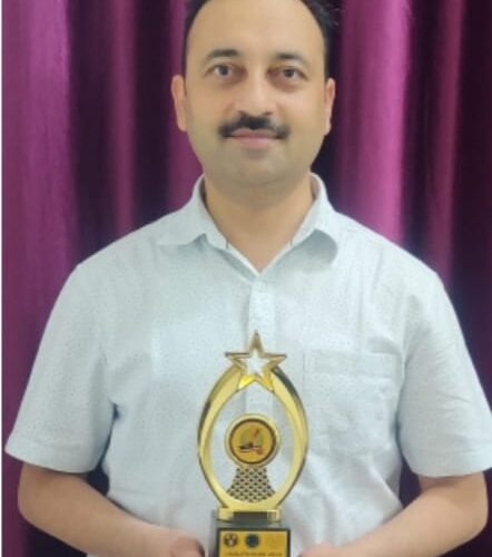 श्री महंत इन्दिरेश अस्पताल के वरिष्ठ यूरोलाॅजिस्ट डाॅ विमल कुमार दीक्षित को प्रथम स्थान