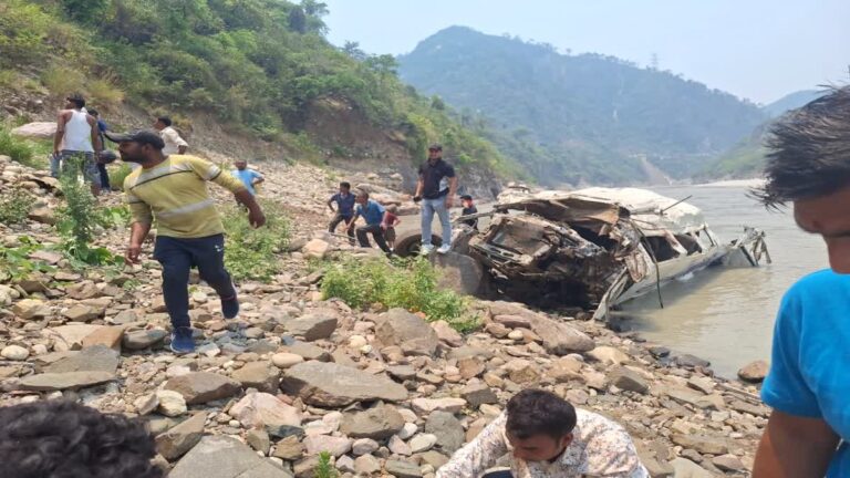 रुद्रप्रयाग जिला प्रशासन ने टेंपो ट्रेवलर सड़क हादसा मामले में सख्त एक्शन लिया