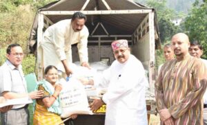 कैबिनेट मंत्री सतपाल महाराज ने आपदा प्रभावित ग्राम सुकई के परिवारों को राहत सामग्री की वितरित