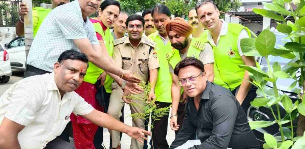 एक पेड़ मां के नाम अभियान: नागरिक सुरक्षा संगठन द्वारा वृहद वृक्षारोपण कार्यक्रम आयोजित