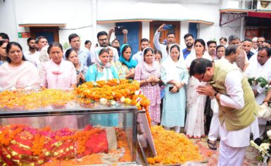 मुख्यमंत्री  धामी ने केदारनाथ विधायक श्रीमती शैलारानी रावत के पार्थिव शरीर पर पुष्पचक्र अर्पित कर श्रद्धांजलि दी।