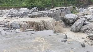 यमुना नदी के उदगम में अतिवृष्टि के कारण यमुनोत्री धाम में मंदिर परिसर को भारी नुक़सान