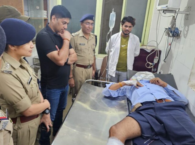 पुलिस मुठभेड़ में तमंचे की नोक पर लूट में शामिल बदमाश के पांव में लगी गोली