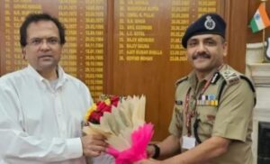 उत्तराखंड के पुलिस महानिदेशक अभिनव कुमार ने नई दिल्ली में केंद्रीय गृह सचिव गोविंद मोहन से शिष्टाचार भेंट की।