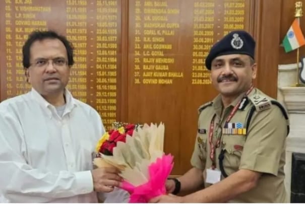 उत्तराखंड के पुलिस महानिदेशक अभिनव कुमार ने नई दिल्ली में केंद्रीय गृह सचिव गोविंद मोहन से शिष्टाचार भेंट की।