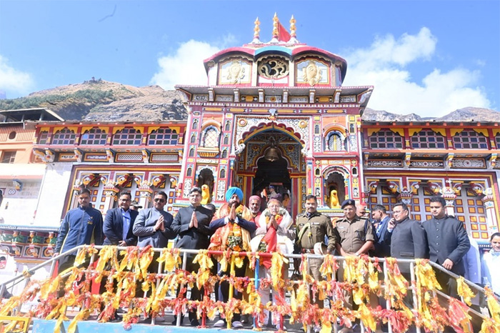 राज्यपाल लेफ्टिनेंट जनरल गुरमीत सिंह (से नि) को बदरीनाथ धाम पहुंचे।