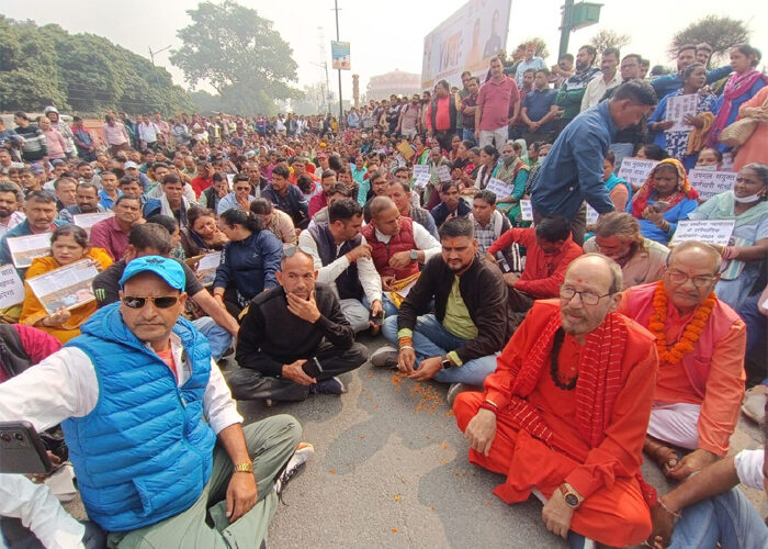 नियमितीकरण की मांगों को लेकर उपनलकर्मियों ने किया सचिवालय कूच