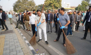 सीएम ने दिया झाड़ू लगाकर स्वच्छता का संदेश