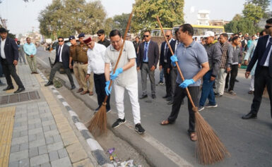 सीएम ने दिया झाड़ू लगाकर स्वच्छता का संदेश