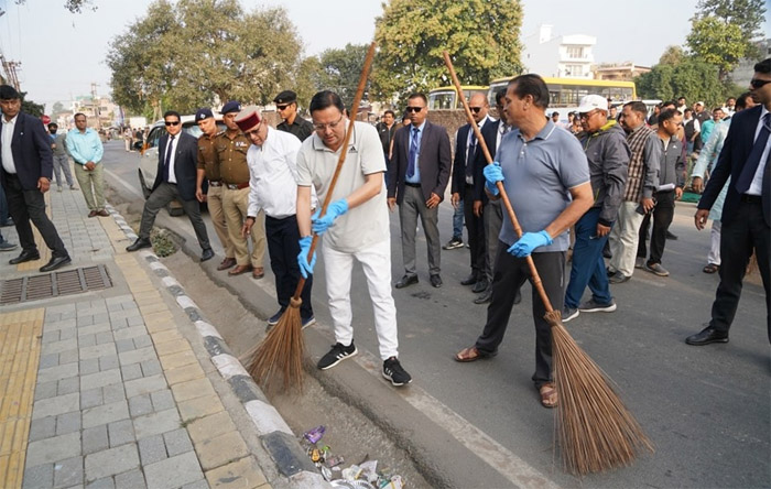 सीएम ने दिया झाड़ू लगाकर स्वच्छता का संदेश