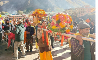 भू-बैकुंठ श्री बदरीनाथ से योग बदरी पांडुकेश्वर मंदिर पहुंची गद्दी