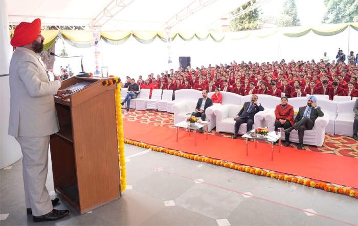 विद्यार्थियों को दूसरों से प्रतिस्पर्धा करने के बजाय स्वयं से प्रतिस्पर्धा करनी चाहिए : राज्यपाल