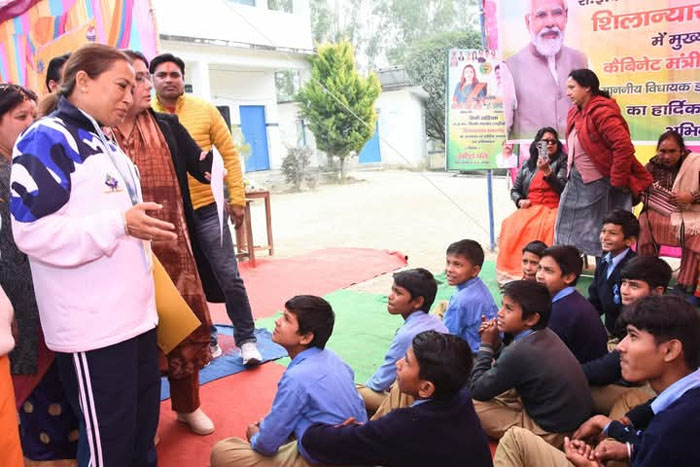 कैबिनेट मंत्री ने किया स्थानीय लोगों और युवाओं से संवाद