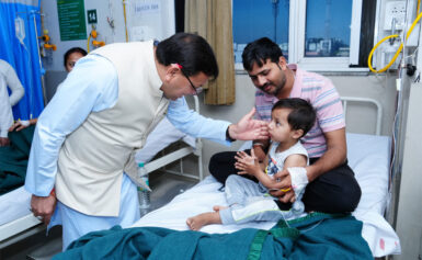 सीएम ने कोरोनेशन अस्पताल पहुंचकर जाना फूड प्वाइजनिंग से बीमार लोगों को हाल चाल