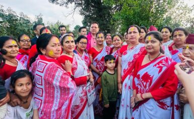 कुमाऊं मंडल में आज मनाई जा रही होली, सीएम धामी पहुंचे खटीमा, मां का आशीर्वाद लेकर खेली होली
