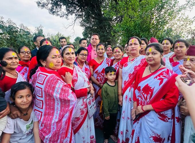 कुमाऊं मंडल में आज मनाई जा रही होली, सीएम धामी पहुंचे खटीमा, मां का आशीर्वाद लेकर खेली होली