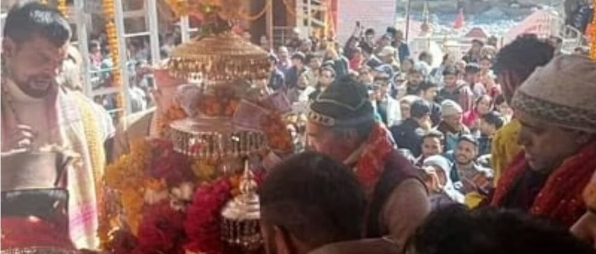 ढोल-दमाऊं के साथ मुखबा से गंगोत्री के लिए रवाना हुई मां गंगा की डोली, आज खुलेंगे धाम के कपाट