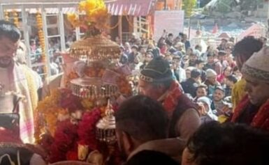 ढोल-दमाऊं के साथ मुखबा से गंगोत्री के लिए रवाना हुई मां गंगा की डोली, आज खुलेंगे धाम के कपाट