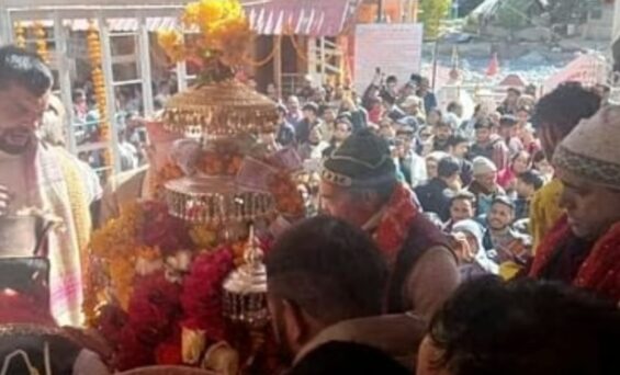 ढोल-दमाऊं के साथ मुखबा से गंगोत्री के लिए रवाना हुई मां गंगा की डोली, आज खुलेंगे धाम के कपाट