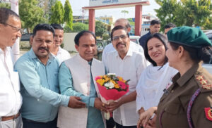 विद्यालयों में नये विद्यार्थियों का हुआ स्वागत, बांटी गई नई पाठ्यपुस्तकें