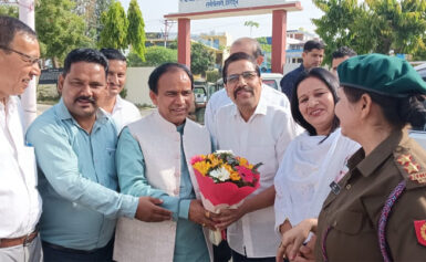 विद्यालयों में नये विद्यार्थियों का हुआ स्वागत, बांटी गई नई पाठ्यपुस्तकें