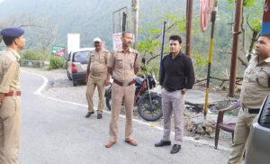 थानाध्यक्ष गोपेश्वर ने किया पुलिस बूथों का निरीक्षण