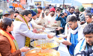 मुख्यमंत्री ने श्रद्धालुओं को वितरित किया प्रसाद
